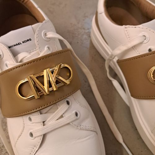 sneakers velcro afgewerkt met goudkleurig logo